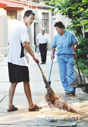 民调:仅1%的网友认为同济男生帮保洁工妈妈扫大街丢人