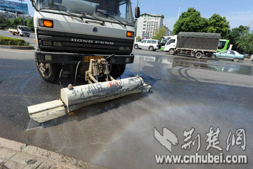 路面油污引发交通事故洪山区环卫工及时清洗