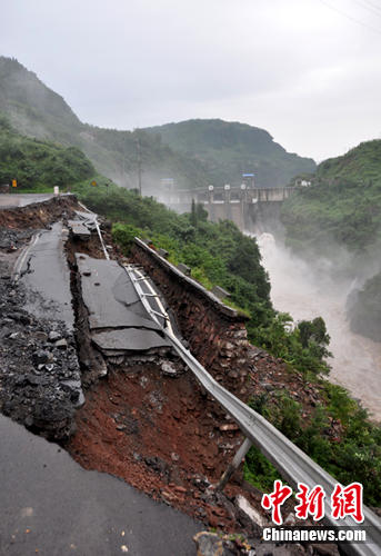 四川雅安国道108线发生垮塌紧急转移上万村民