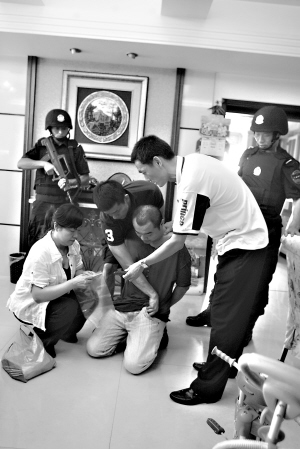 武汉警方摧毁特大电信诈骗团伙