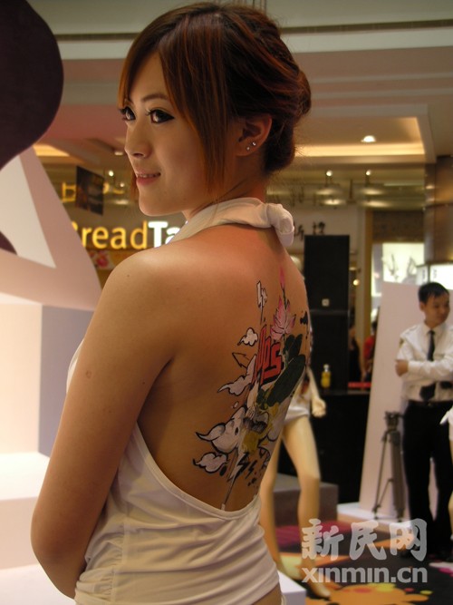 模特"背"着青花瓷走台步8名高手上海商场玩人体彩绘