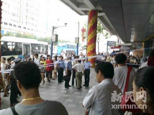 上海一名男子持刀抵住自己脖子与警方僵持2小时