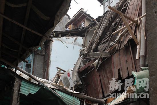 闸北天潼路一民宅房顶突然坍塌压毁居民住所幸无人员伤亡