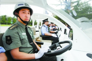 北京警方向10所高校配发电瓶巡逻车(图)