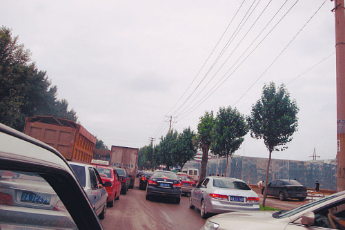 大批学生返校 又逢阴雨天