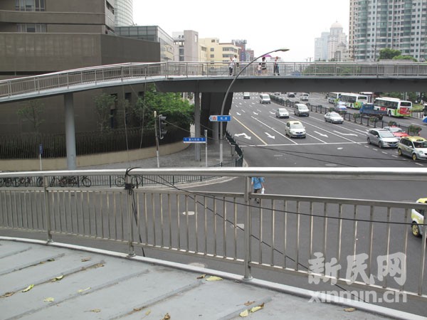复兴东路电缆线横跨过街天桥行人称安全隐患重重