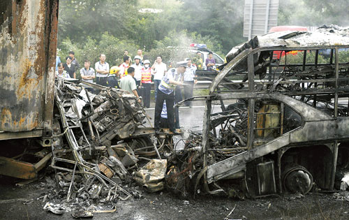 吉林:青岛客车与货车相撞起火 17人死亡
