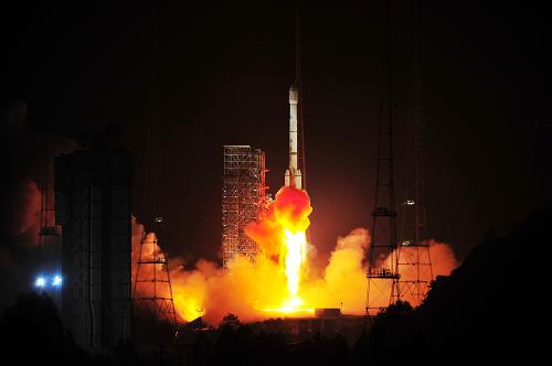 我国成功将“鑫诺六号”通信广播卫星送入太空