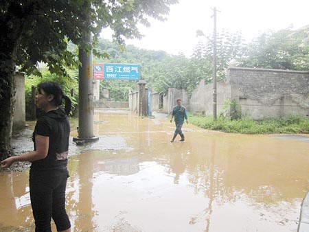 开发商挖山盖楼山下居民区遭遇“泥沙流”