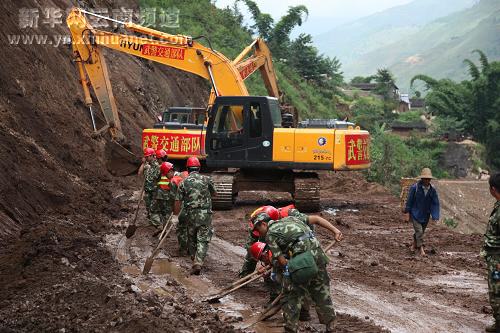 9月4日,在云南保山市瓦马乡境内,武警交通部队清理塌方土石.