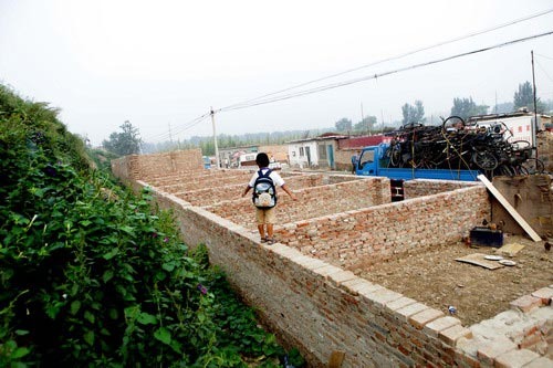 昌平封村围墙堵住学生上学路