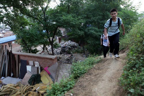 昌平封村围墙堵住学生上学路