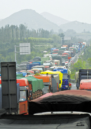 香港媒体关注京藏高速堵车解读深层原因