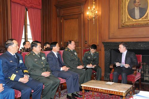 哥伦比亚总统会见国务委员兼国防部长梁光烈一行