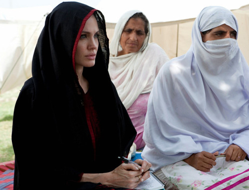 安吉丽娜·朱莉探访巴基斯坦造型似圣女（组图）