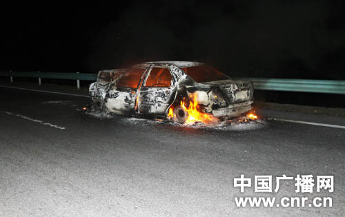 新疆312国道深夜两车追尾轿车起火危及加油站