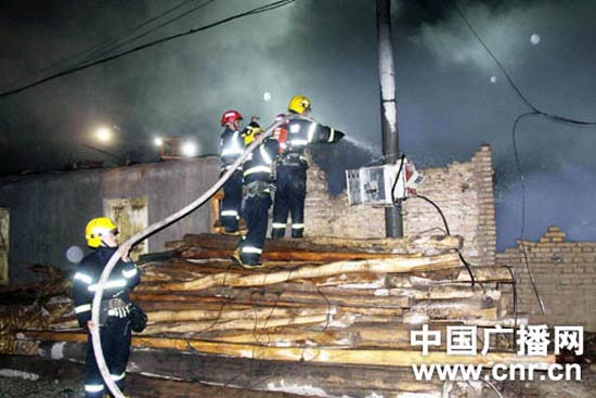 新疆和田：木材加工车间突起大火威胁配电站