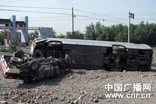 吐鲁番一客车发生侧翻30人被困3人受伤