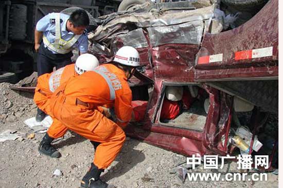 吐鲁番一客车发生侧翻30人被困3人受伤