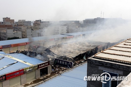 西安一处建材市场发生火灾数十家店铺被引燃