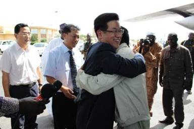 中国驻乍得大使机场迎接遭绑获救中国工人