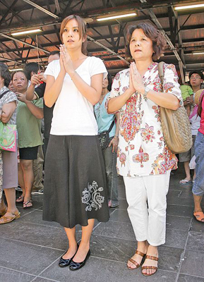 在印遭枪击摄制组搭机返台主持人与母亲相拥而泣