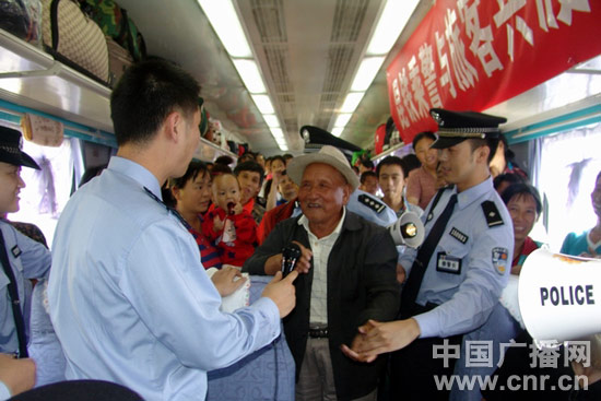 昆铁乘警列车上与旅客联欢共度中秋佳节