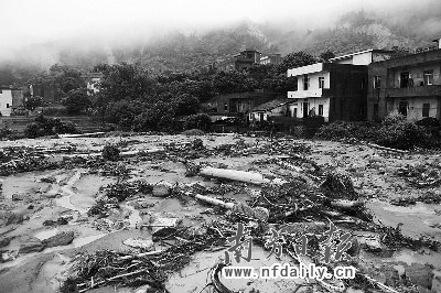 广东暴雨致百万人受灾村民称楼房像积木被冲走