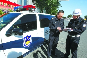 警务督察设卡检查违规警车
