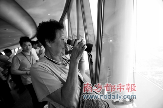 广州塔开放首日迎八千游客 登塔平均排队2小时