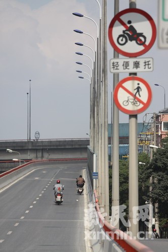 1分钟15辆非机动车违规驶上徐浦大桥