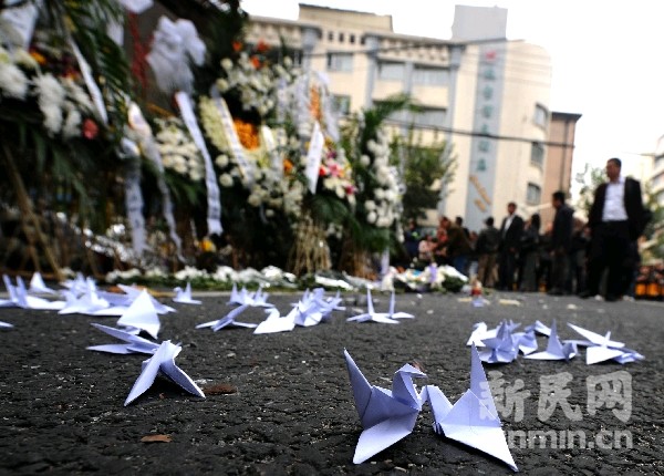 上海市领导献花寄哀思 深切悼念胶州路火灾遇难者