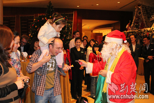武汉光明万丽酒店举行圣诞节点灯仪式