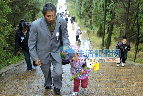 江川数百人冒雨送烈士