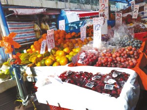 香港属高成本生活区，物价并不便宜，图为香港街头一间水果摊。　　深圳商报实习记者 何可人 摄 