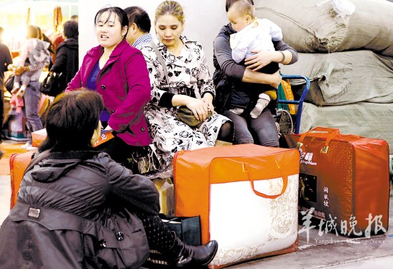 寒流来袭，厚被子成了市民购物首选 羊城晚报记者 刘琳 摄 