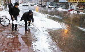 自来水管漏了　马路变成冰河