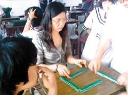 台湾一职校荒唐事件：师生课堂上打麻将