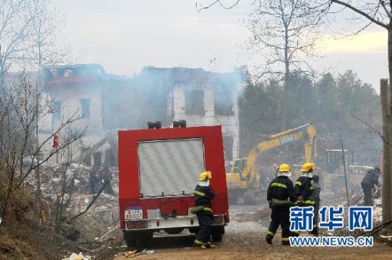 12月18日，救援人员在现场救援。截至18日上午11时30分，发生在湖南省宁乡县横市镇铁冲村的运输烟花鞭炮车辆爆炸事件，已经导致9人遇难、9人受伤。 新华社记者 周勉 摄