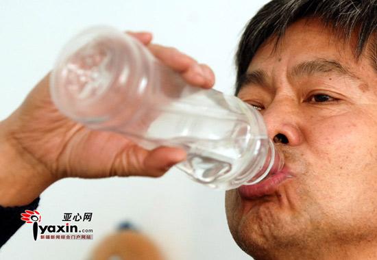 乌市六旬翁患上口渴病每天喝4公斤水