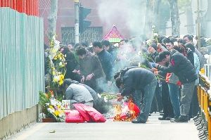 12月19日是上海“11·15”特大火灾“五七”纪念日，遇难者家属到现场悼念。CFP供图 