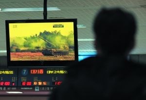 一名男子在韩国仁川港观看电视上播放的延坪岛情况。