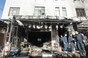 一楼调油漆商铺爆炸起火楼上出租房租户跑到楼顶逃生