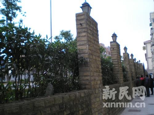 闵行区广海花园20余米铁护栏被盗