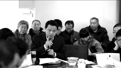 北京大学法学院教授王锡锌在会上发言。本报实习记者高媛摄 
