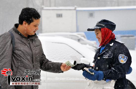 乌鲁木齐停车场收费员圣诞夜在风雪中坚守岗位