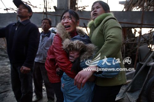 江西进贤县厂房坍塌现场，图为悲恸的家属。