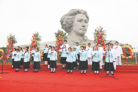 长沙广电少年儿童合唱团在演唱《我们是共产主义接班人》。石祯专摄