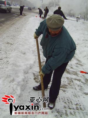 石河子一小区50余名退休老人自发组织扫雪