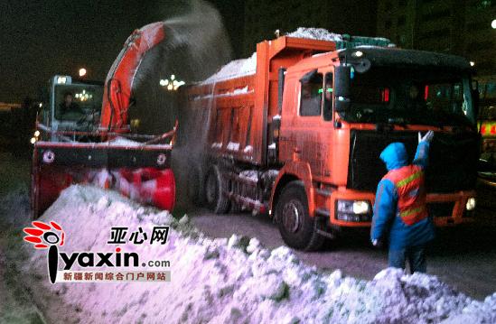 乌鲁木齐1.5万人昼夜清雪保障交通畅通